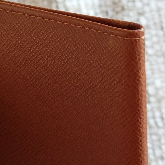 LV Louis Vuitton Taiga Leather ID Holder - Picture 6 of 11